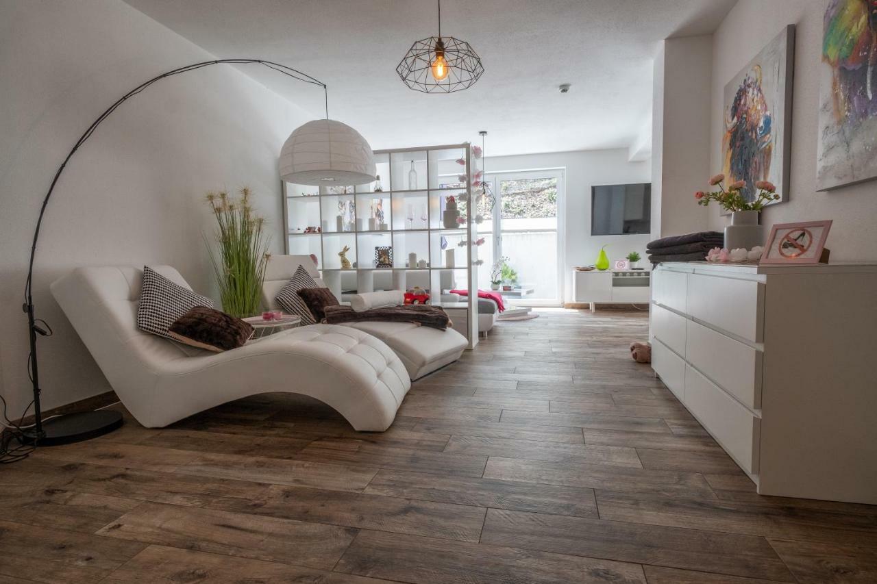 Moderne Souterrain-Wohnung Аниф Екстериор снимка
